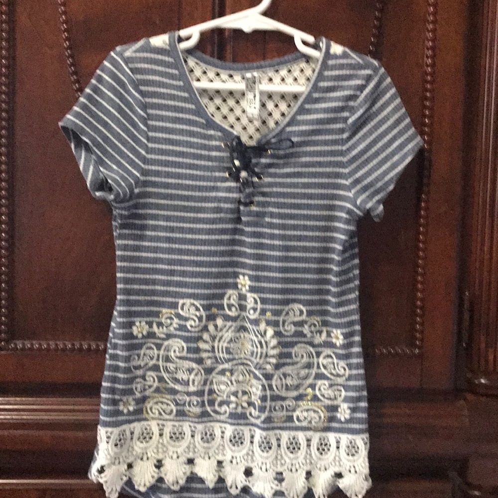 Girls small T-shirt with crocheted lace detail
